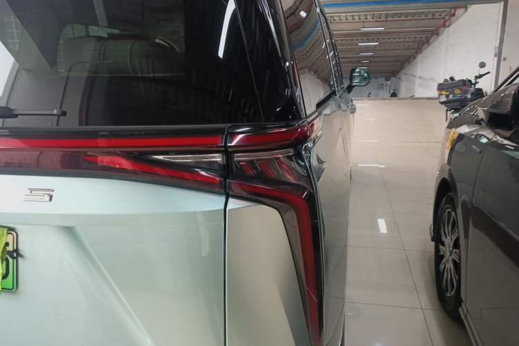 Used SAIC MAXUS Dajia 9 2024 Super Hybrid Ultra-Long Range Forest Edition 7-Seater Right Rear Taillight