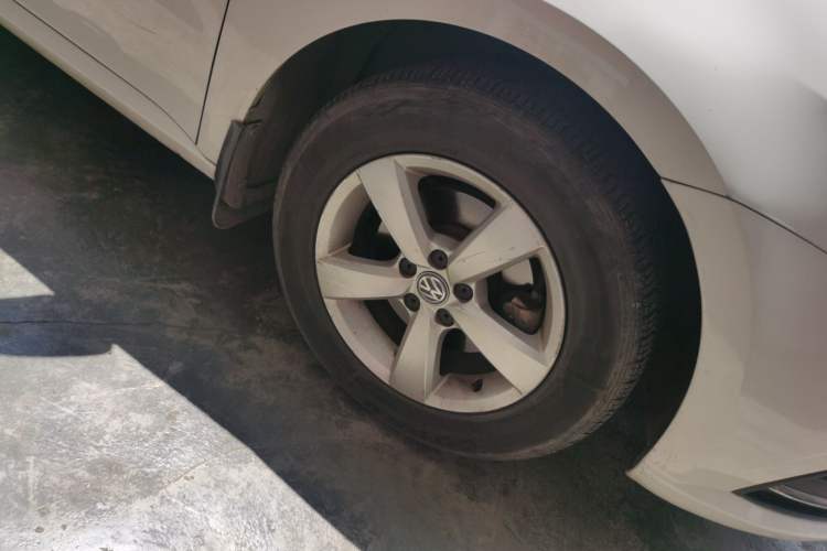 Used Volkswagen Lavida 2015 1.6L Automatic Fashion Edition Right Front Wheel Hub