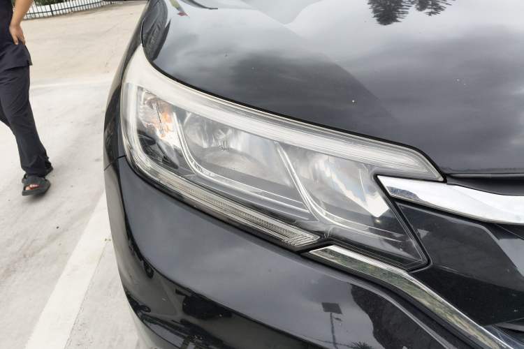 Used Honda CR-V 2016 2.0L Two-Wheel Drive Classic Edition Right Front Headlight