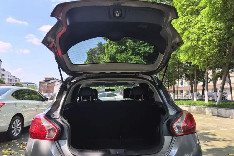 Used Nissan Tiida 2011 1.6L CVT Smart Version Trunk