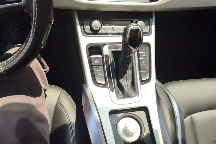 Used Geely Auto Emgrand X7 Sport 2018 1.8TD Automatic Two-Wheel Drive Zhiya Model Gear Lever