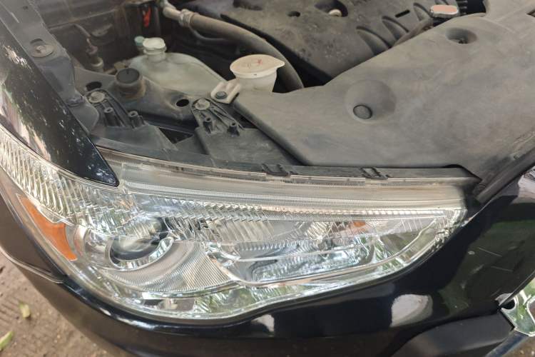 Used Mitsubishi ASX 2013 2.0L CVT Two-Wheel Drive Elite Edition Right Front Headlight