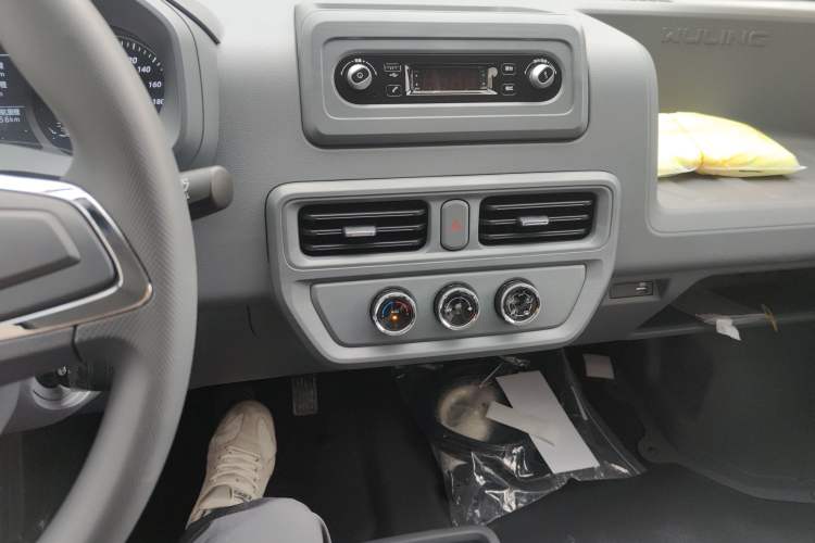 Used Wuling Yangguang 2025 Model 400km Bus Edition—Comfort Edition
