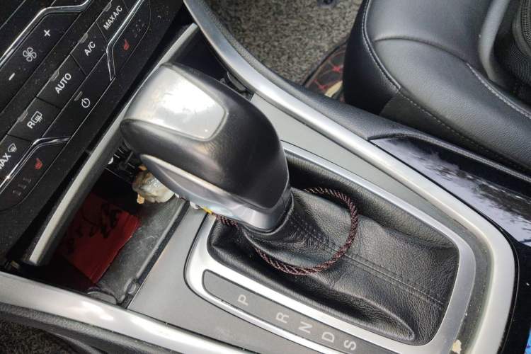 Used Ford Edge 2016 EcoBoost 245 Two-Wheel-Drive Titanium 7-Seater Gear Lever