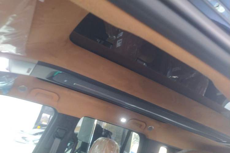 Used iCAR V27 2026 Model 200KM Four-Wheel Drive Falcon 500 Headliner