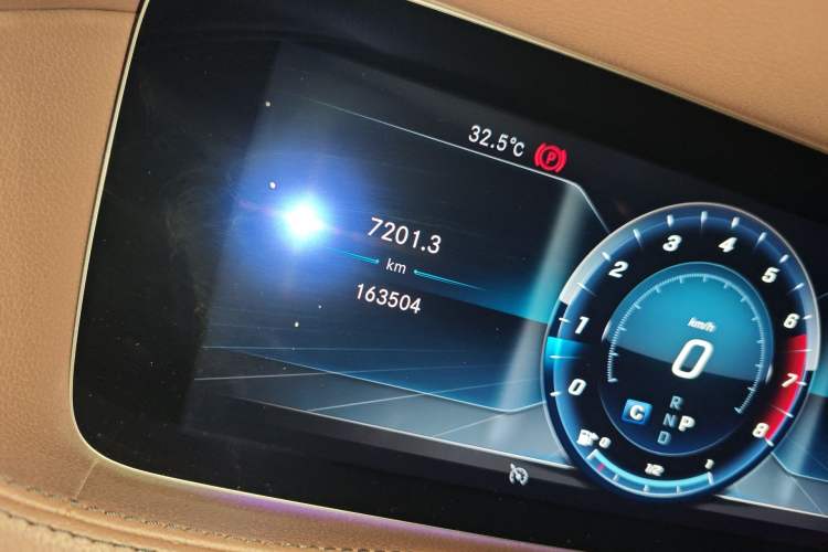 Used Mercedes-Benz S-Class 2018 S 320 L Odometer Close Up