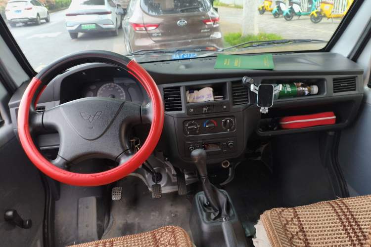 Used Wuling Zhiguang 2023 1.5L Practical Version 5/7 Seats Center Console