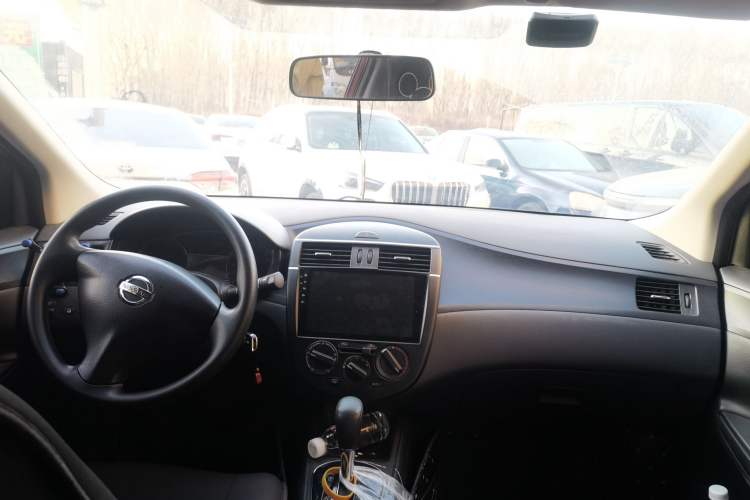 Used Nissan Tiida 2014 1.6L CVT Comfort Model Center Console