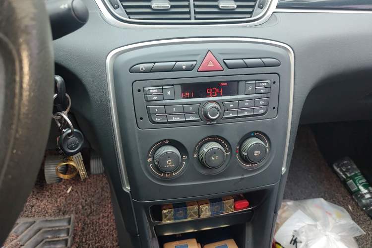 Used Peugeot 308 2014 Enjoy Edition Classic 1.6L Manual YouShang Model Audio And AC Panel