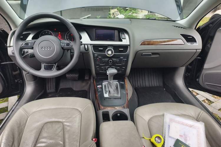 Used Audi A4L 2012 2.0 TFSI automatic Comfort trim level
