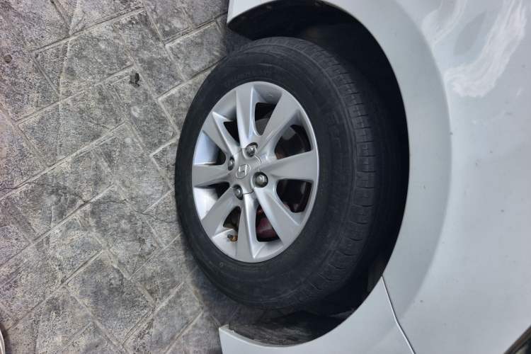 Used Hyundai Verna (older generation) 2014 1.4L Manual Smart GLS Trim Right Front Wheel Hub