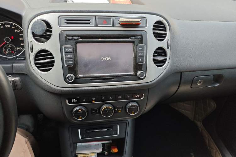 Used Volkswagen Tiguan 2015 2.0 TSI Automatic All-Wheel Drive Luxury Edition Audio And AC Panel