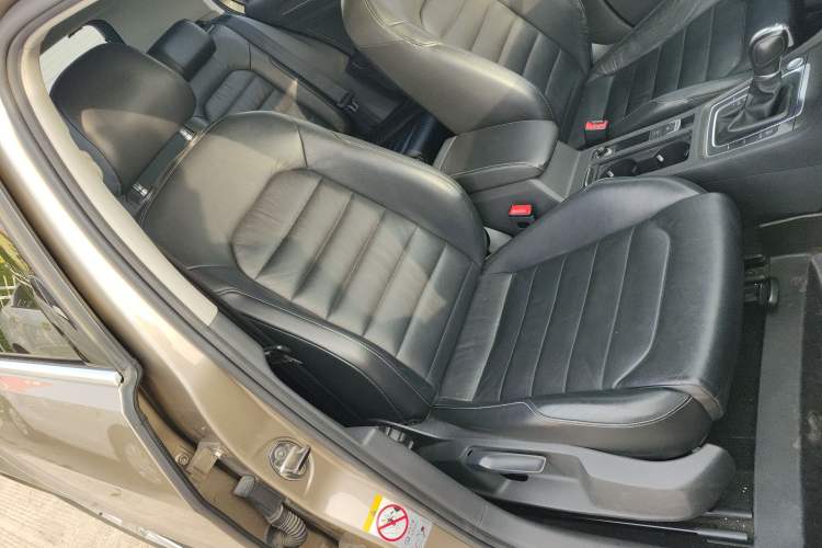 Used Volkswagen Golf 2015 1.4TSI Automatic Luxury Model Right Front Seat