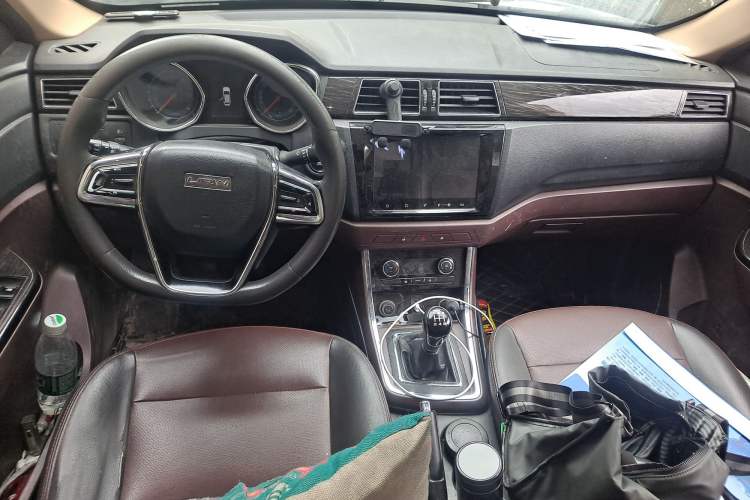 Used Lifan Auto Myway 2017 1.8L Manual Elite Model Center Console