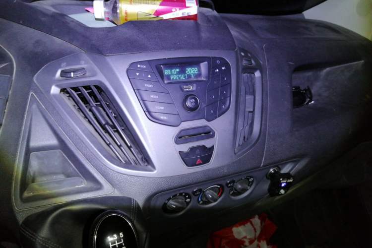 Used Ford Transit 2017 2.0T Diesel Multi-Purpose Commercial Vehicle Short Wheelbase Low Roof China V Standard Audio And AC Panel