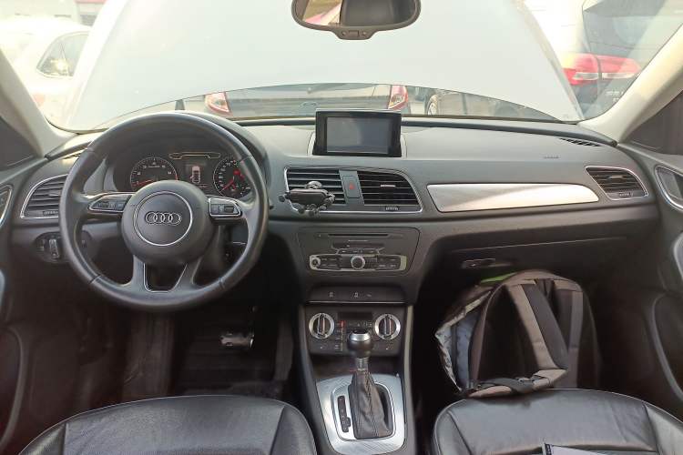 Used Audi Q3 2015 35 TFSI Comfort Model Center Console