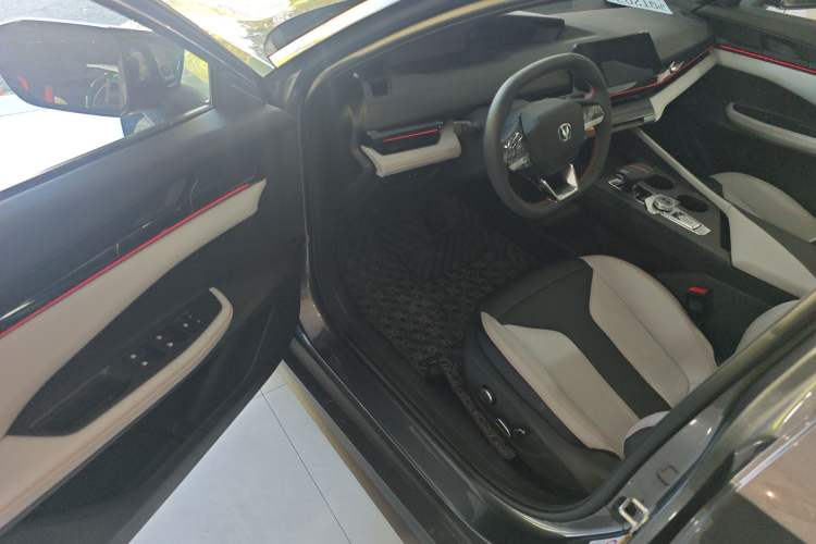 Used CHANGAN UNI-V iDD 2024 Blue Whale Smart Electric iDD 136km Luxury Model
