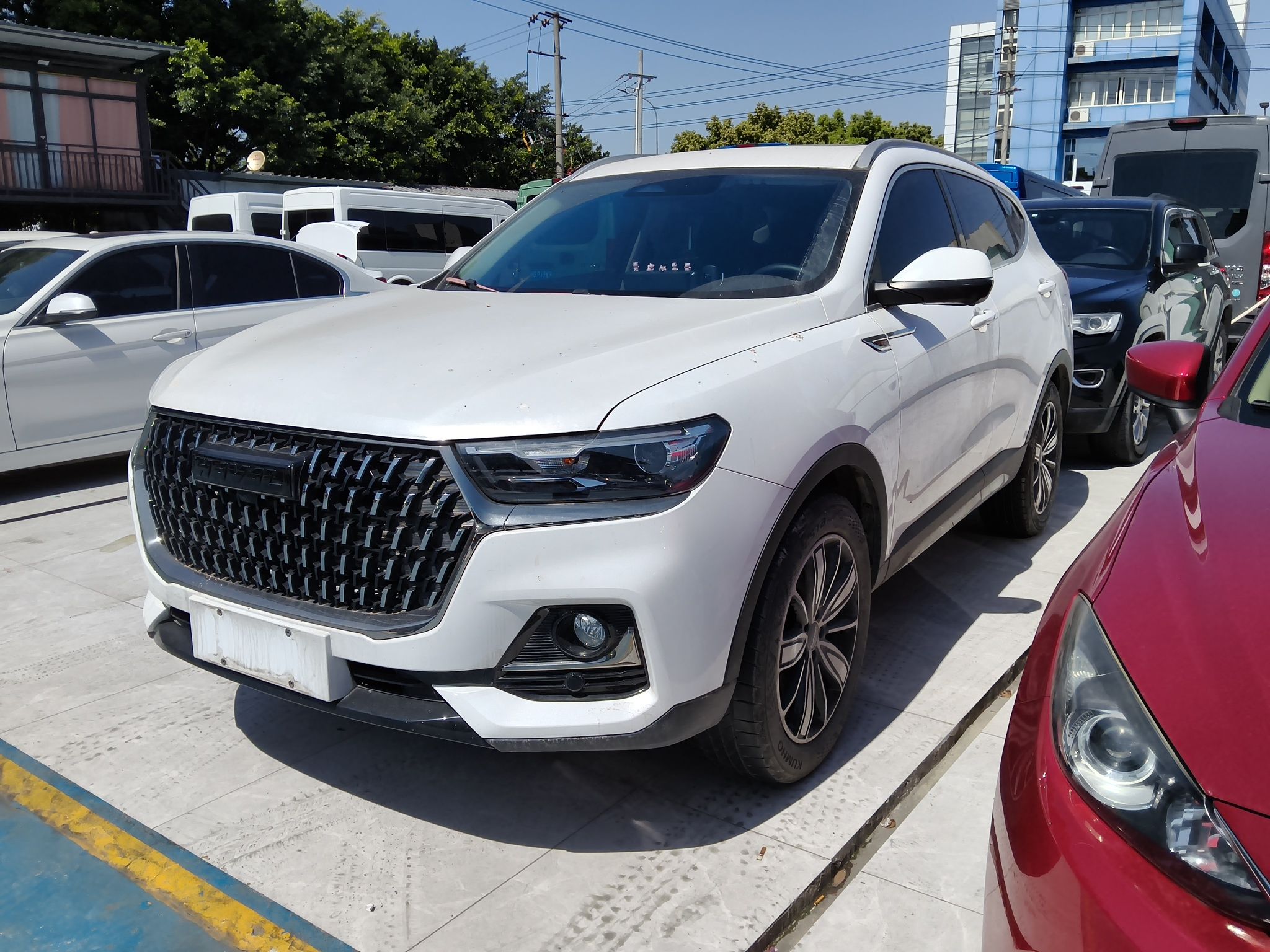 Под передней частью автомобиля