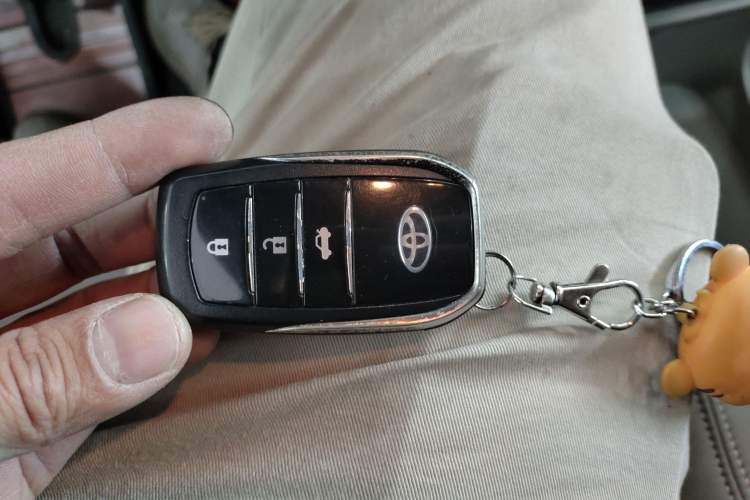 Used Toyota Sienna 2017 3.5L 2WD SE 7-Seater Canadian Version