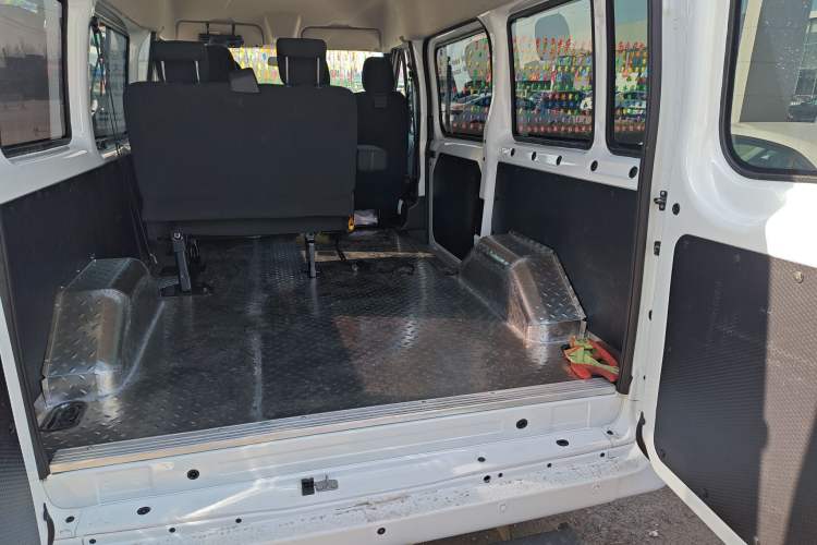 Used JMC Fushun 2023 2.0T Manual Short-Wheelbase Mid-Height Commercial Multi-Purpose 5-Seater Passenger Vehicle