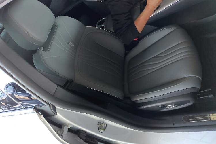 Used Geely Galaxy E8 2024 665 km Range Rear-Drive Starship Long-Range Version
