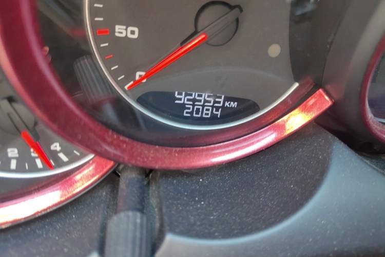 Used Porsche Cayenne 2015 Cayenne 3.0T Odometer Close Up