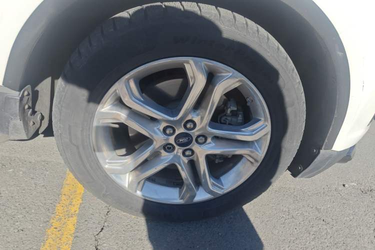 Used Ford Edge 2016 EcoBoost 245 Four-Wheel Drive Titanium Edition 7-Seater Right Front Wheel Hub