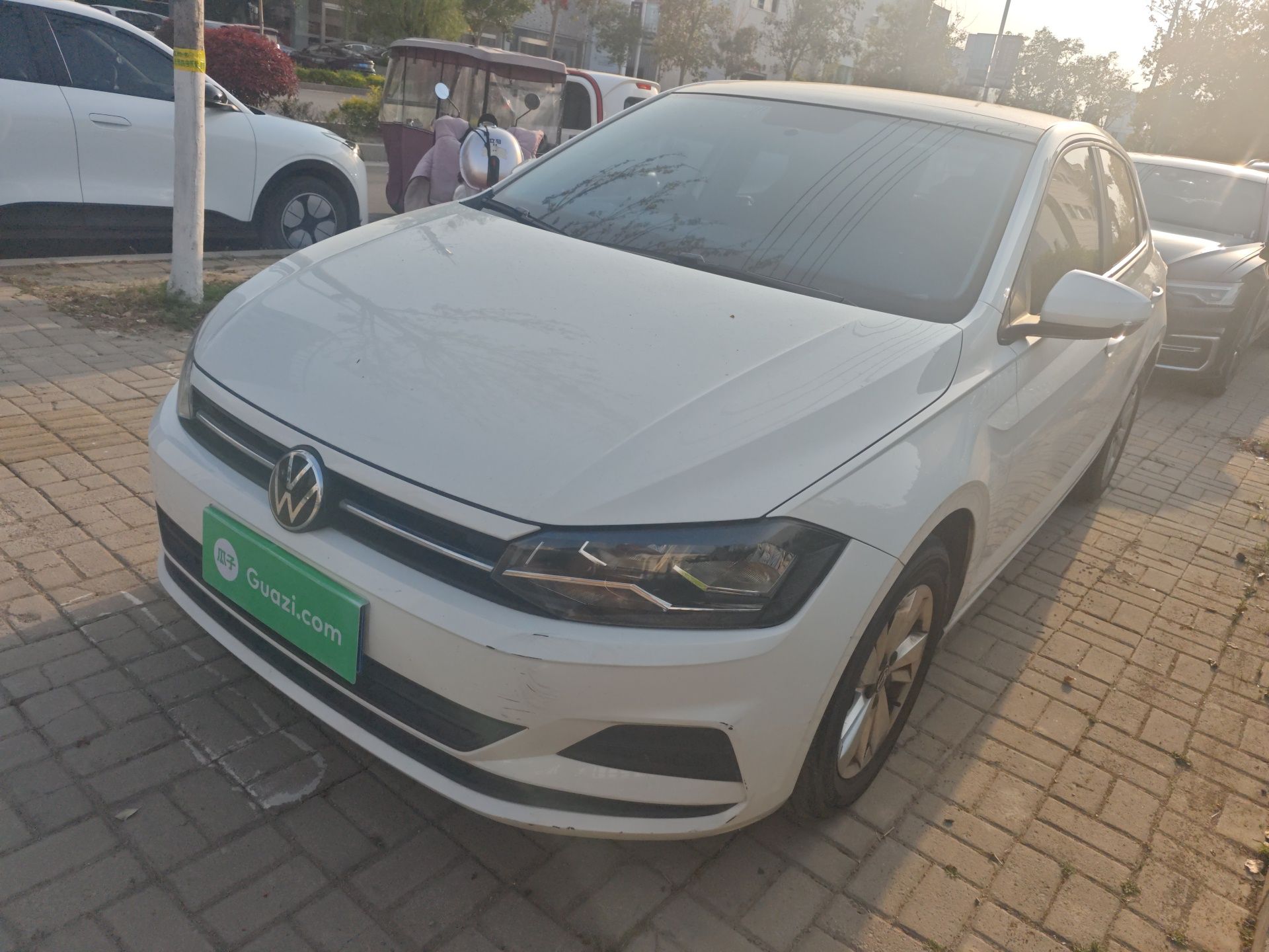 Под передней частью автомобиля