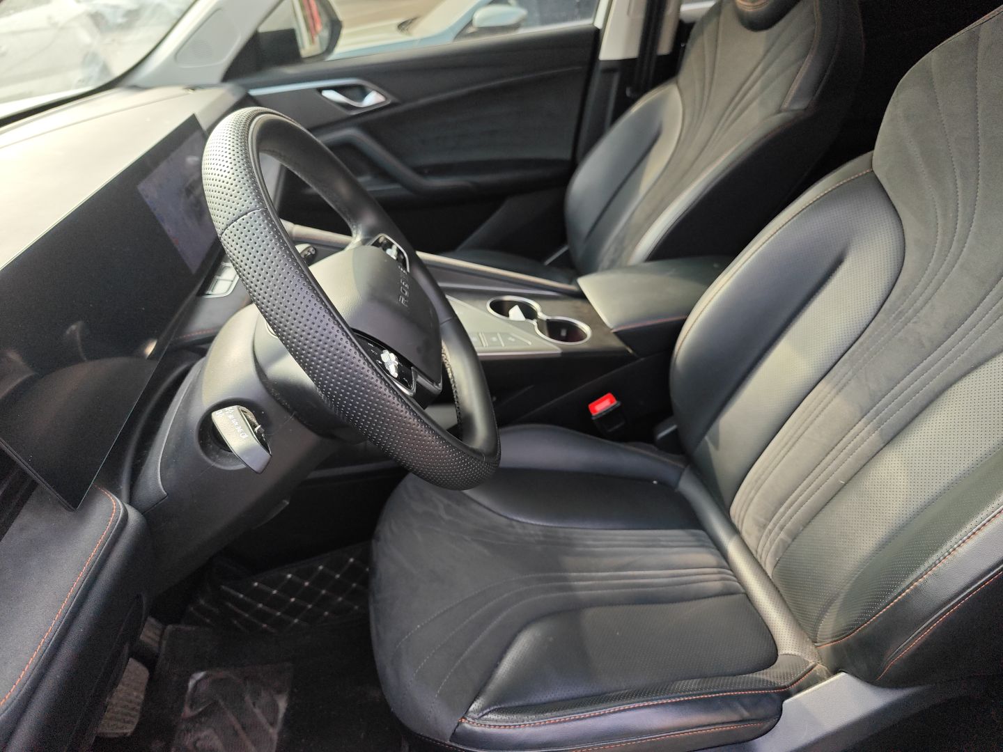 Переднее сиденье в автомобиле