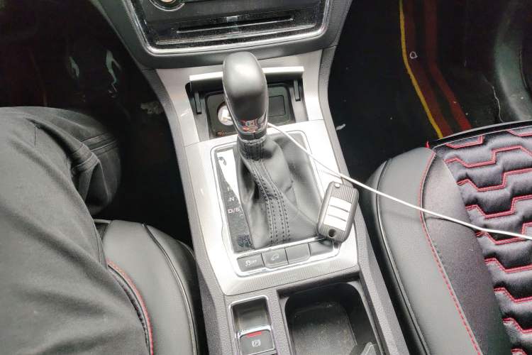 Used Roewe RX5 2018 20T Two-Wheel Drive Automatic Flagship Edition Gear Lever