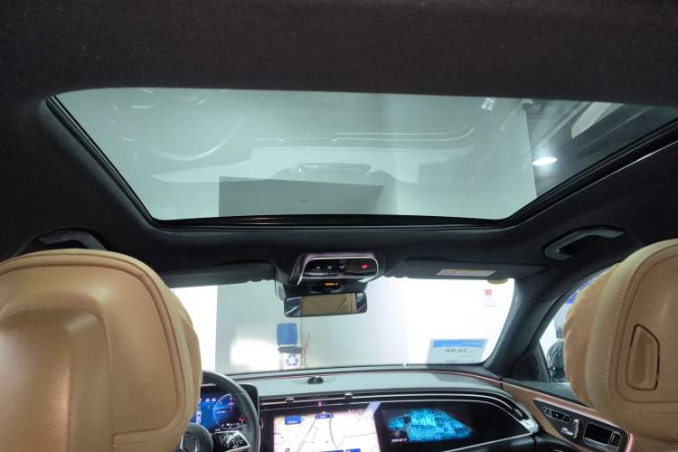 Used Mercedes-Benz E-Class New Energy 2024 E 350 e L Plug-in Hybrid Sedan Headliner