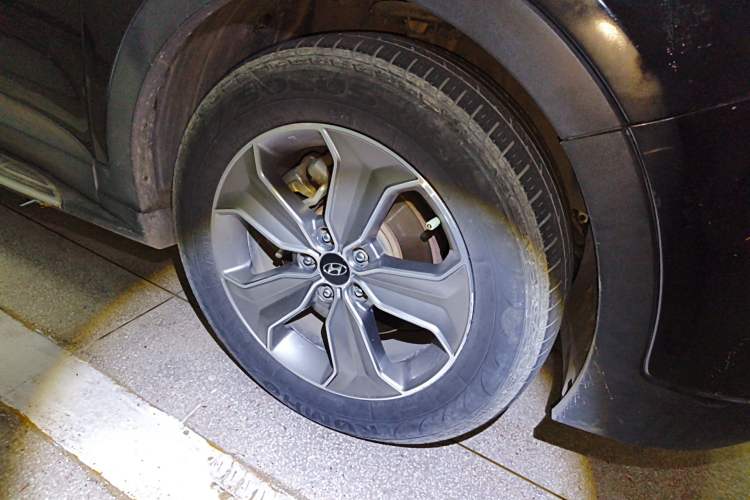 Used Hyundai Grand SantaFe 2013 3.0L 7-Seater Four-Wheel-Drive Comfort Edition Right Front Wheel Hub