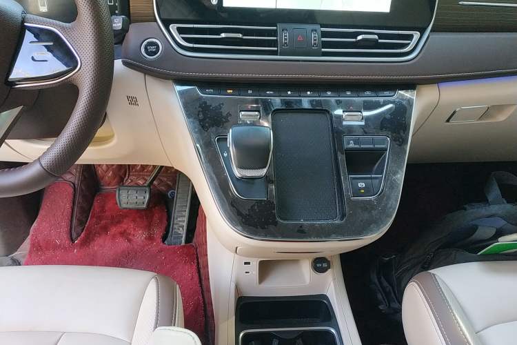 Used Bestune M9 2023 2.0T Prestige Edition
