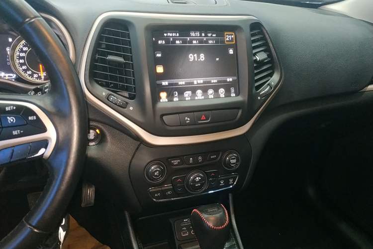 Used Jeep Cherokee 2016 2.4L Leading Smart Version
