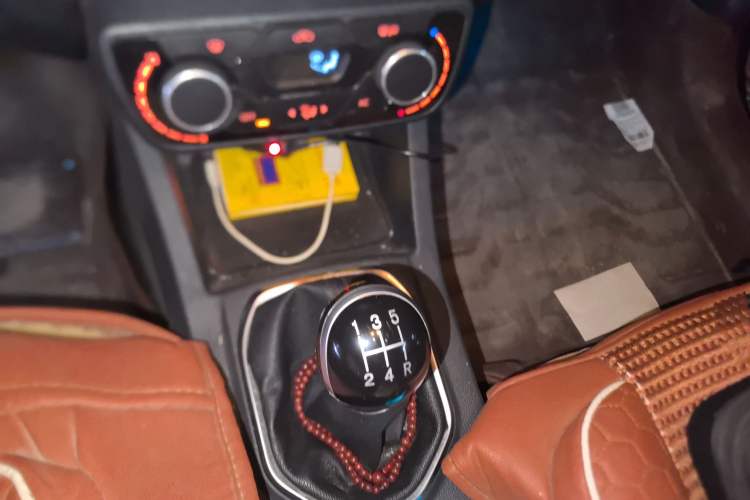 Used FAW Senya R7 2016 1.6L Manual Smart Version Gear Lever