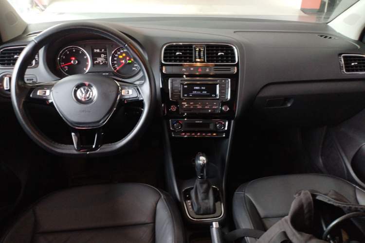 Used Volkswagen Polo 2016 1.6L Automatic Luxury Model Center Console