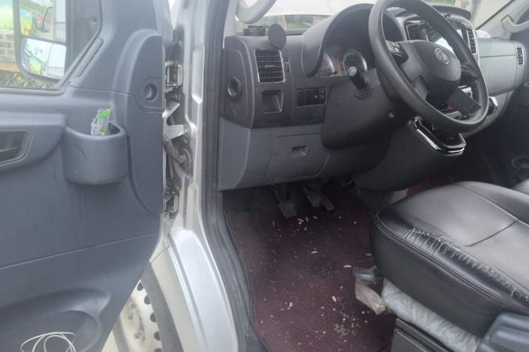 Used Dongfeng Yufeng Yufeng 2023 V9+ 2.0T Manual Front-Wheel-Drive Multi-Function Mid-Roof Van with 7/8/9 Seats
