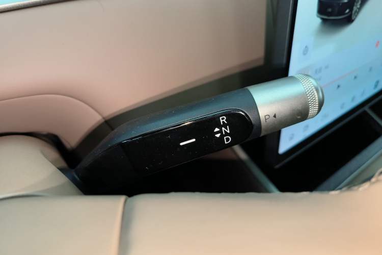 Used ONVO Luxeed L90 2025 Model—Max Six-Seater Version Gear Lever