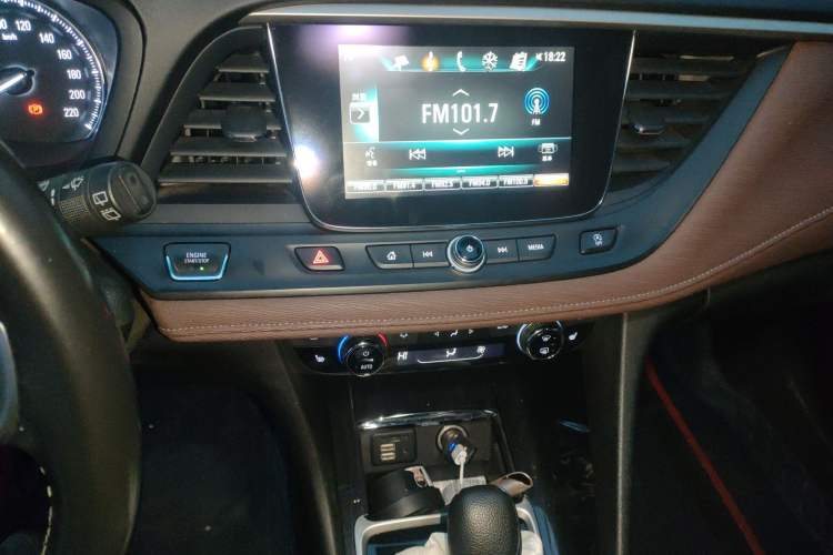 Used Buick GL6 2018 18T 6-Seater Prestige Model Audio And AC Panel