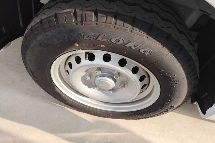 Used Wuling Yangguang 2024 300KM Comfort Version Passenger Van 75kW