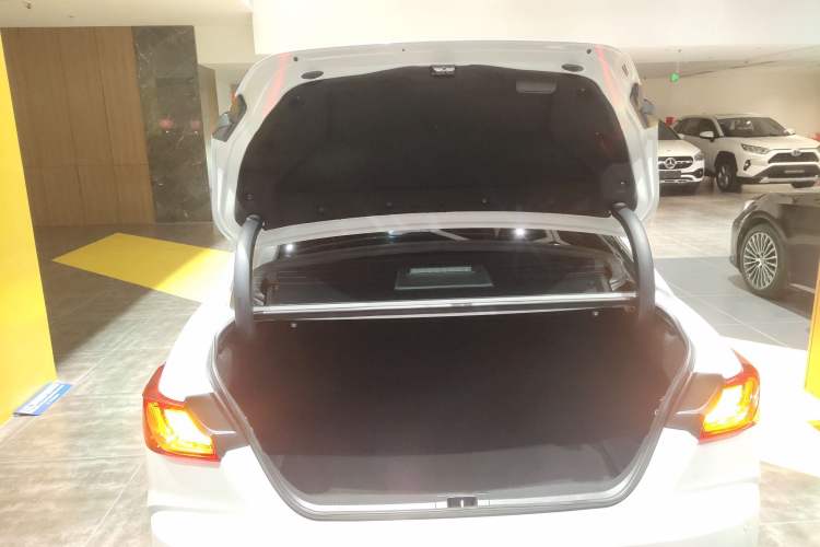 Used Toyota Camry 2026 Model Dual-Engine 2.0HSE Sport Lite Edition