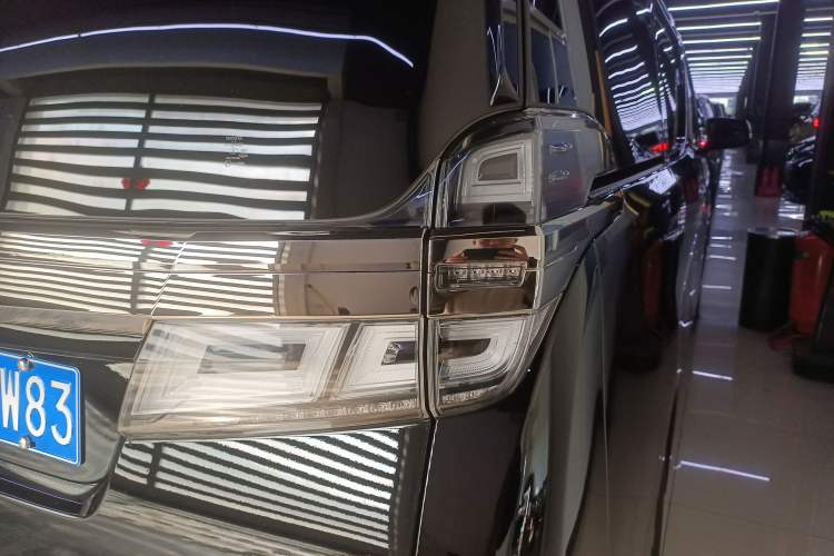 Used Toyota Vellfire 2023 Crown Dual-Engine 2.5L HV Prestige Edition
