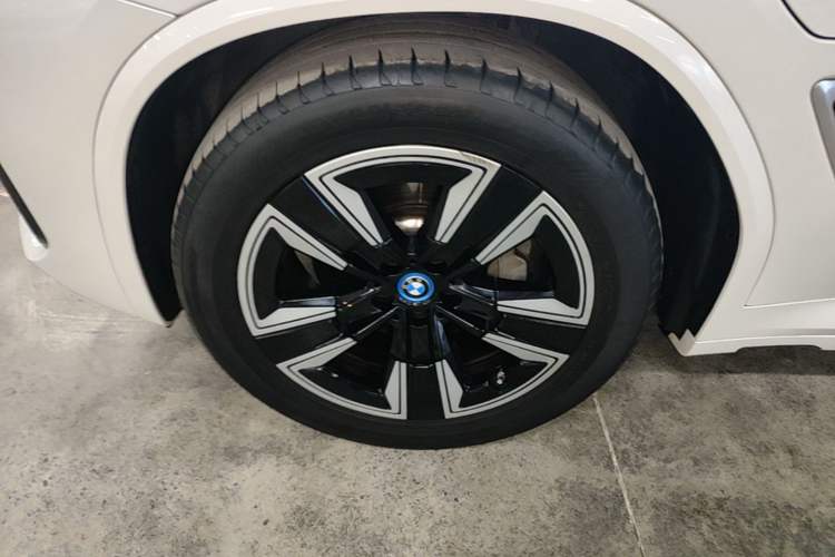 Used BMW iX3 2024 Leading Model Exterior 4