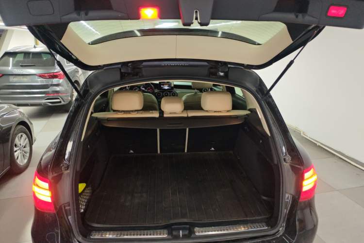 Used Mercedes-Benz GLC 2016 GLC 300 4MATIC Dynamic Model Trunk