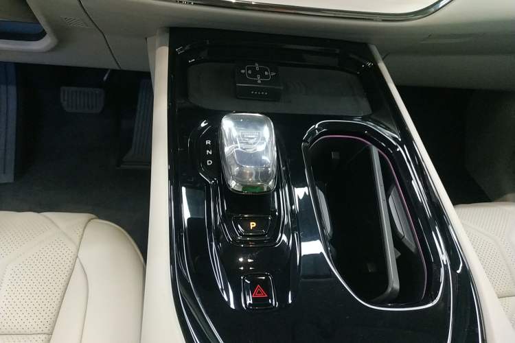 Used Volvo EM90 2025 Ultra Six-Seater