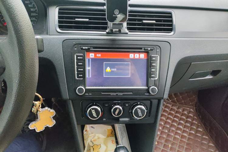 Used Volkswagen Santana 2015 1.6L Automatic Fashion Edition Audio And AC Panel