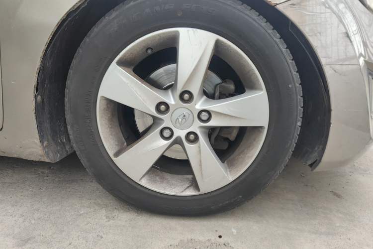 Used Hyundai Elantra (5th Generation / Langdong) 2013 1.6L Automatic Luxury Model Right Front Wheel Hub