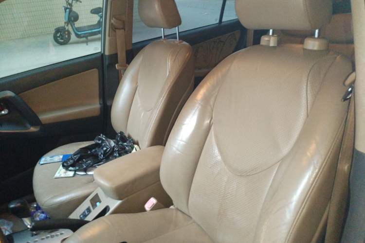 Used Toyota RAV4 2012 Luxurious 2.4L Automatic 4x4 with Stylish Features
