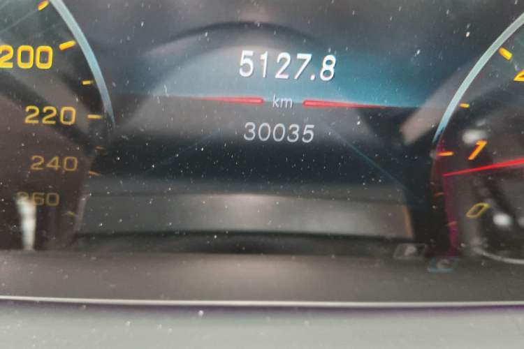 Used Mercedes-Benz GLE 2021 GLE 350 4MATIC Stylish Model Odometer Close Up