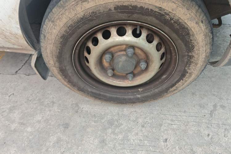 Used Ford Transit 2017 2.0T Diesel Van Short Wheelbase Low Roof China IV Standard Right Front Wheel Hub